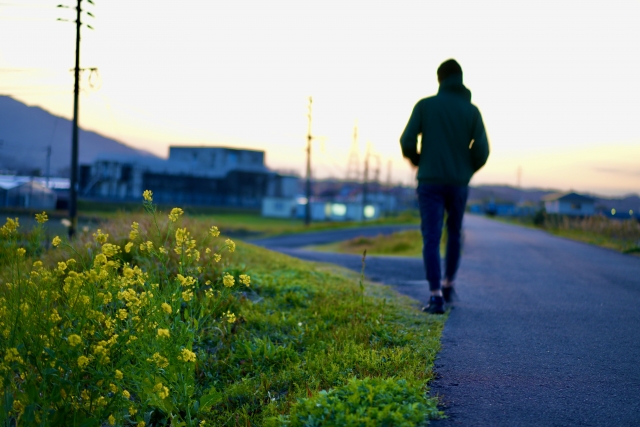 引退後の中居正広の現在をイメージした男性の後ろ姿
