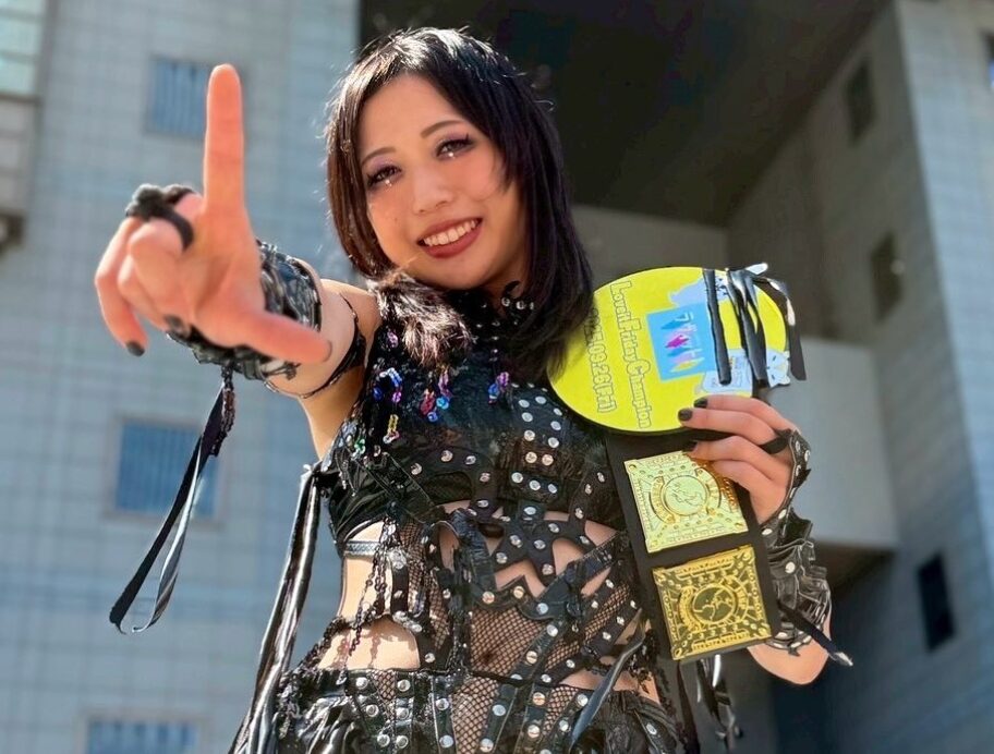 上谷沙弥がテレビ局の前でポーズ