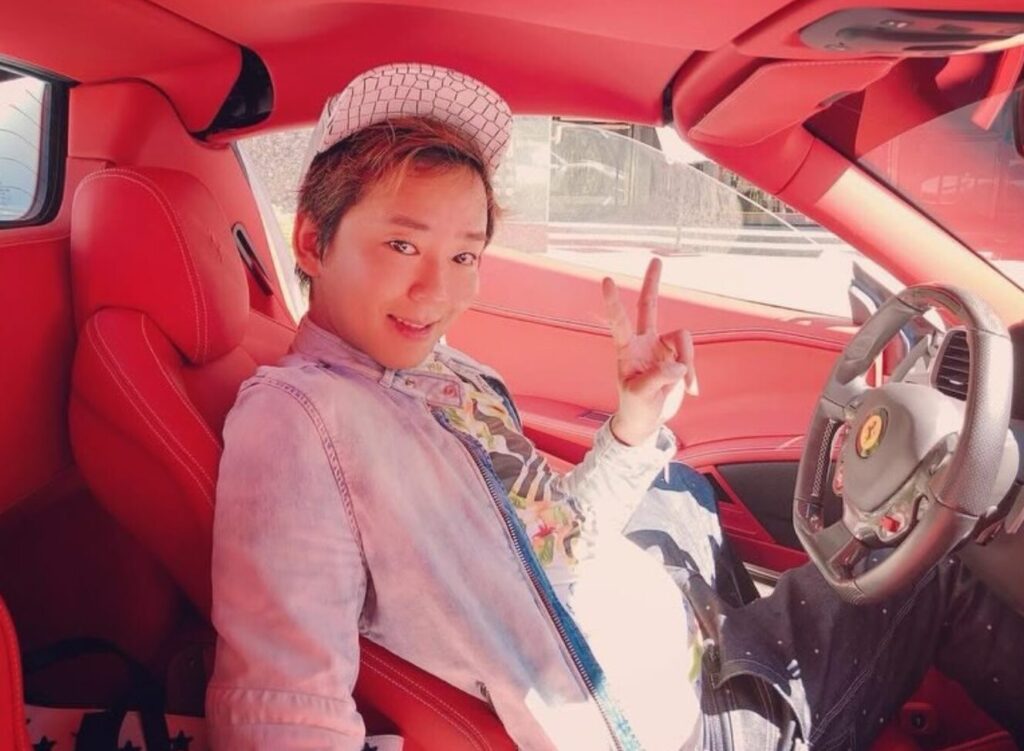 楽しんごがピースサイン